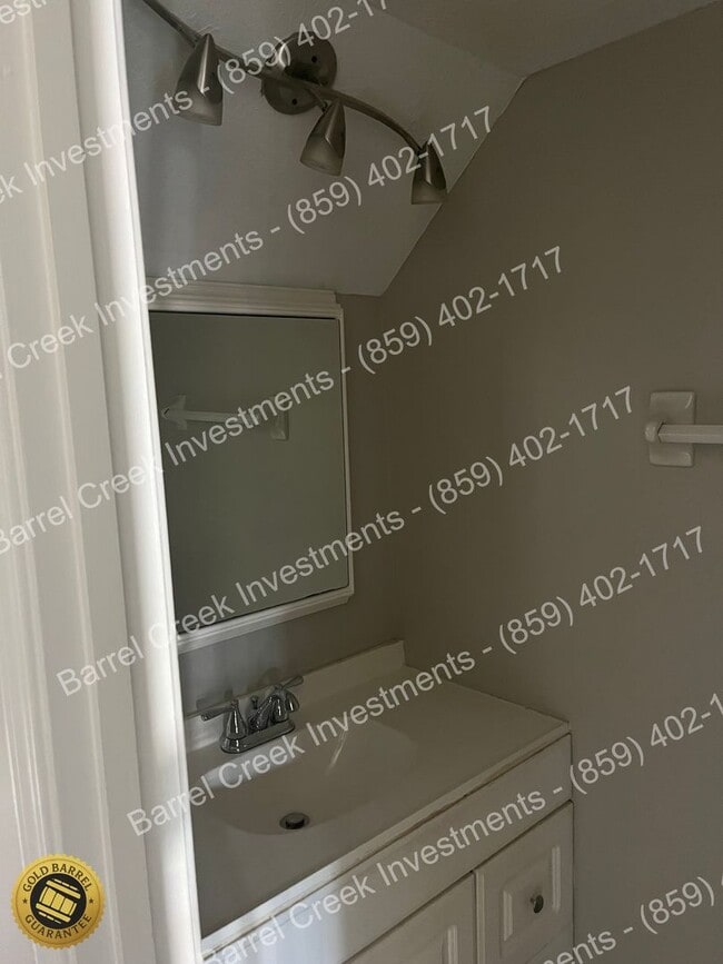 Building Photo - 2-Bed 1.5-Bath Townhome