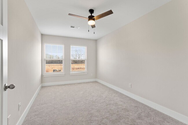 Building Photo - Perfectly Appointed Greenville Townhome 3bed/2.5 bath