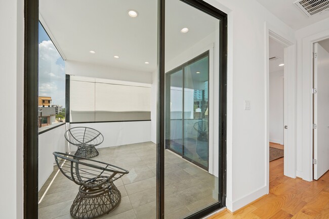 Building Photo - 2239 N MacGregor Way