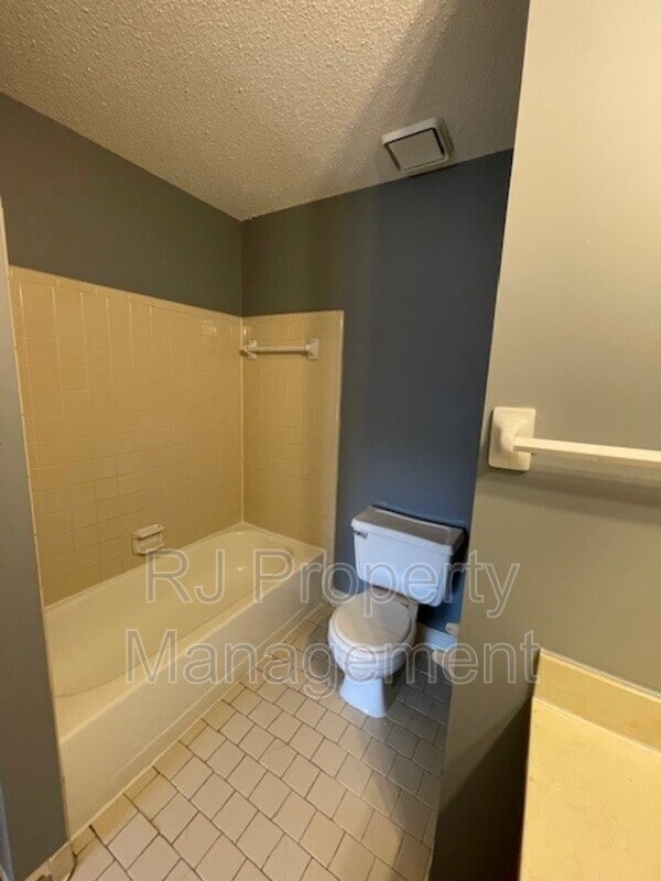 Building Photo - 5560 Blossom Ln