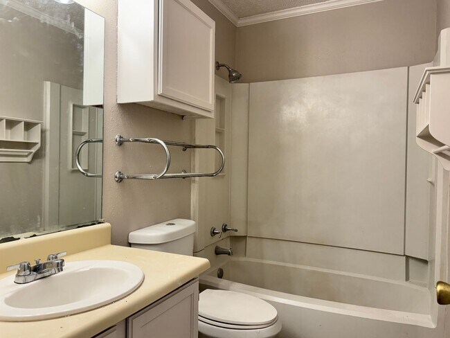 Building Photo - 400 South Town #105 - 2 bedroom Condo -POO...