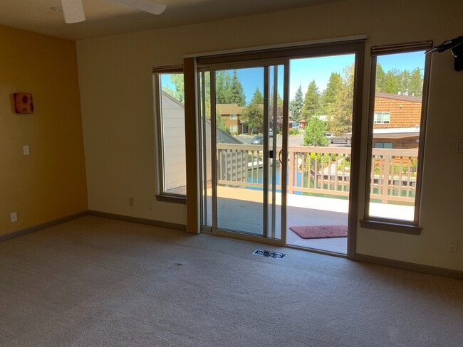 Building Photo - Secure your boat dock before summer!  Unfurnished 3 bed, 2 bath condo with marina and mountain vi...