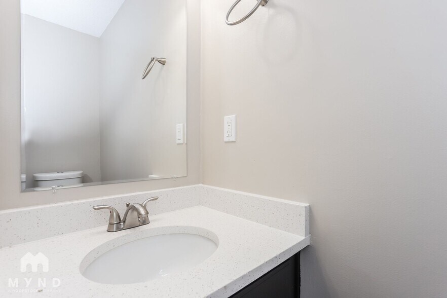 Building Photo - 2060 Club Bay Dr