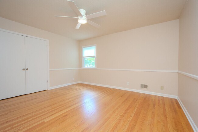 Building Photo - Recently Updated! 4 Bed/2.5 bath