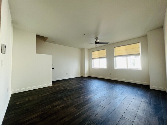Building Photo - "Discover Urban Elegance: Spacious 1417 Sq Ft Studio Condo in the Heart of Phoenix!"