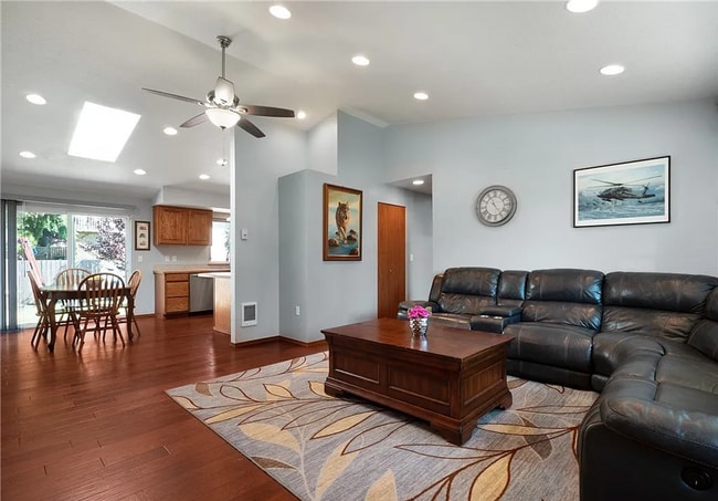 Building Photo - Perfect 3bed/2bath Home on Pinedrop Loop *COMING SOON*APPLICATION PENDING