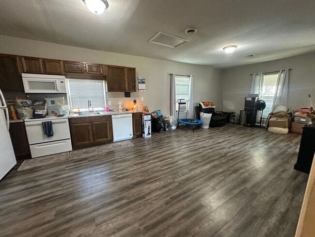 Building Photo - 2 bedroom w/ 1 car garage