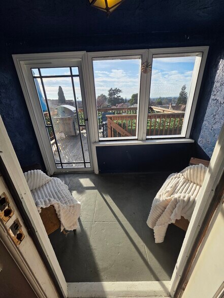 Building Photo - 9333 Lawlor St