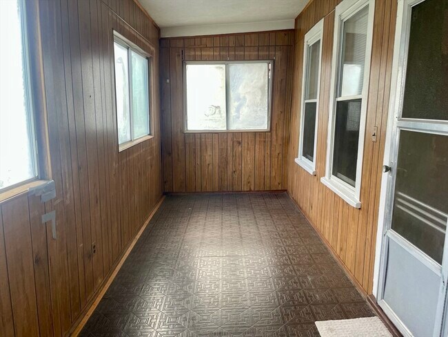 Building Photo - 136 Saratoga St