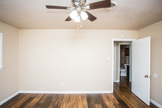Building Photo - Comfy 2 bed 1 bath home!