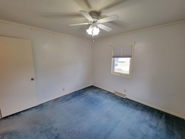 Building Photo - 4 bedroom 2 bath near campus!