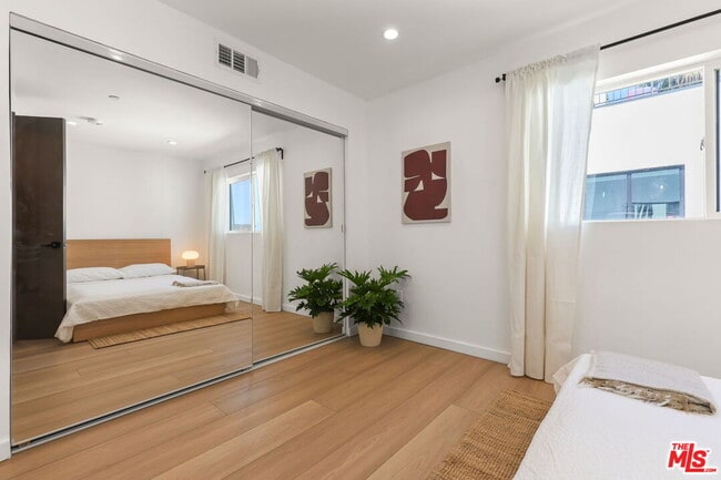 Building Photo - 843 Mariposa Ave