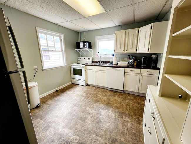 Building Photo - 217 McLane Ave