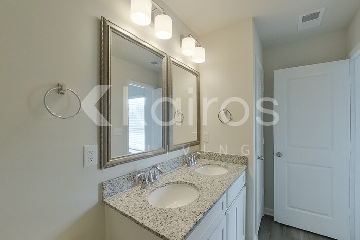 Building Photo - 2561 Banyan Cir