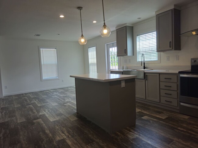 Building Photo - 6691 Hidden Oaks Dr