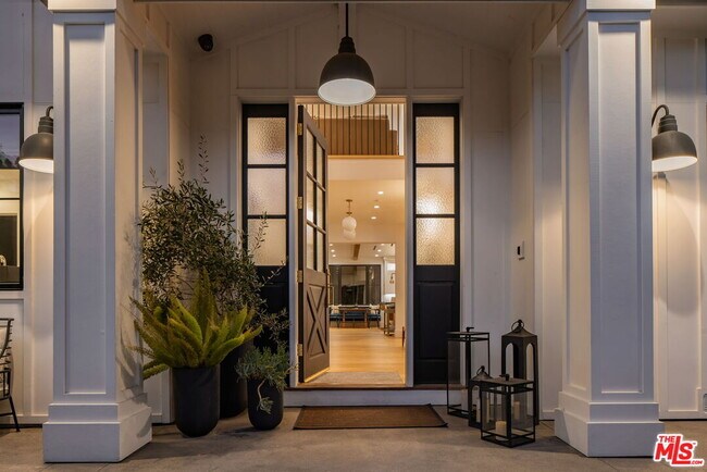 Building Photo - 16101 Royal Mt Dr