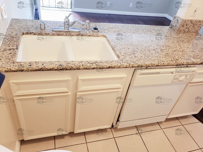 Building Photo - 1 Bedroom Just Minutes to Beach in Oceanside West of the 5!