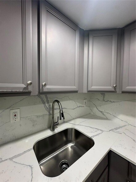 Building Photo - 1109 NE 6th Ave