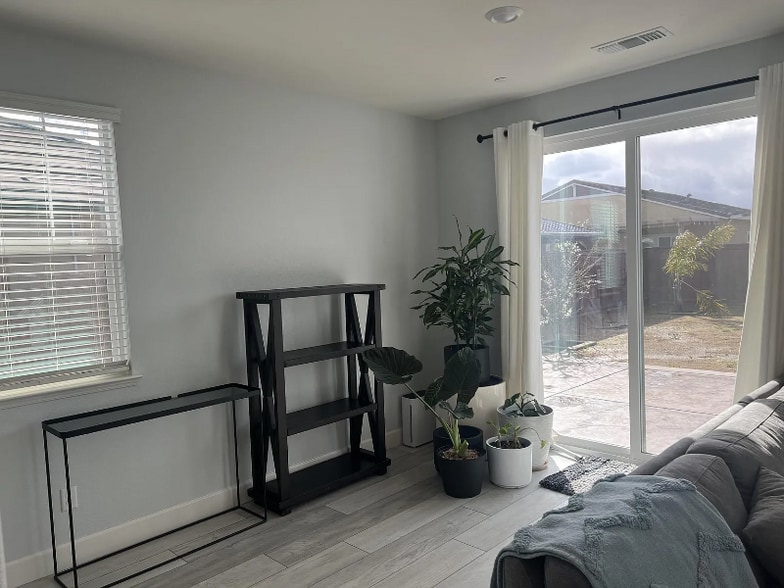 Building Photo - 630 Golden Violet Way