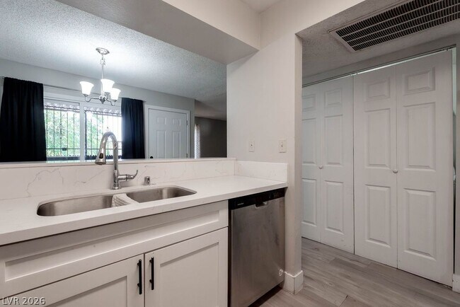 Building Photo - 1501 Living Desert Dr