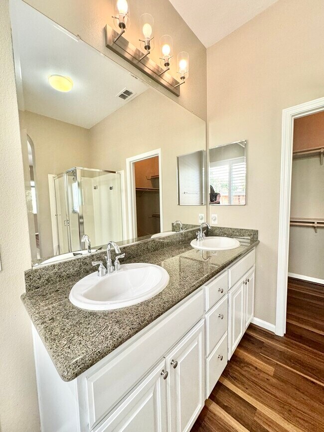Building Photo - Stunning 3-bedroom 3-bathroom home in Yank...
