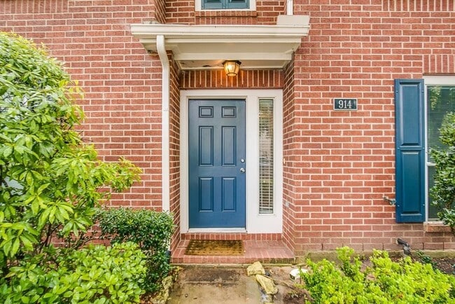 Building Photo - 914 W Heights Hollow Ln