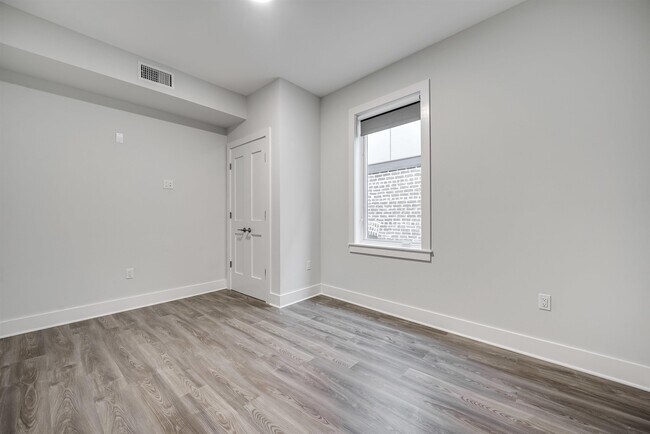 Building Photo - 658 Grand St
