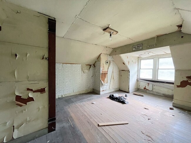 Building Photo - Spacious 2 bedroom with garage