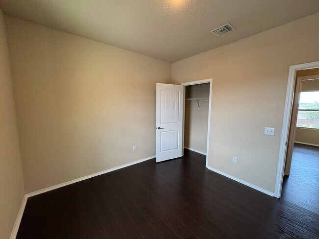 Building Photo - Spacious 3BR Home with Large Private Yard in Mission Del Lago