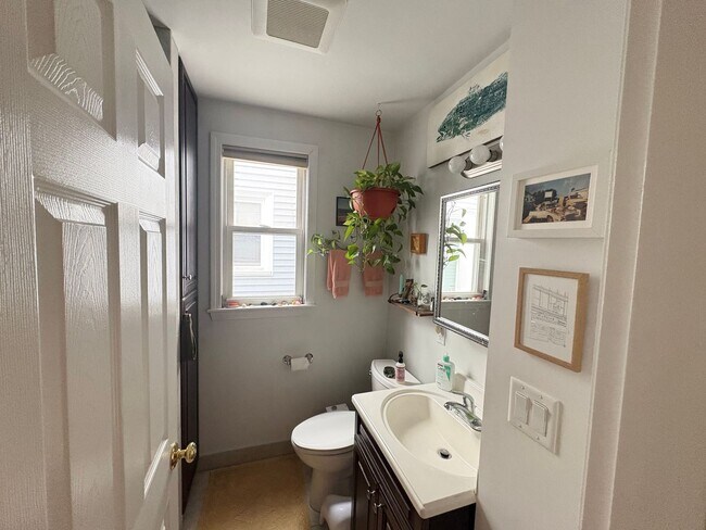Building Photo - 2BR 1Bth unit. Water included. Great location!