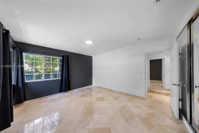 Building Photo - 1700 N Treasure Dr