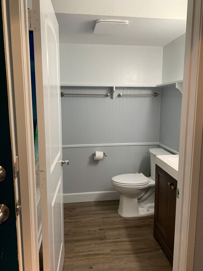 Building Photo - Gorgeous clean and modern furnished 2/2 lowest level Kihei Shores Unit!