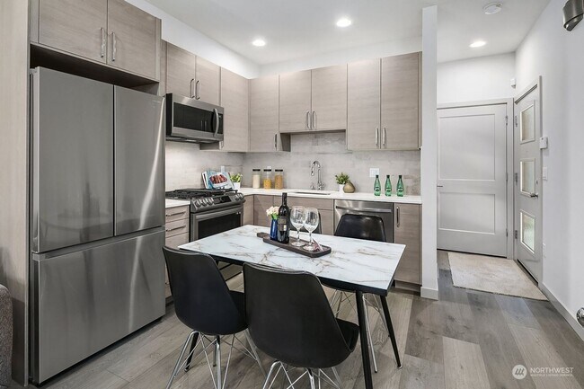 Building Photo - Modern 2 bed 2 bath town house available for move NOW