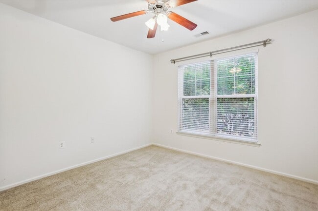 Building Photo - FRESH & READY! 2BD/2BA Next to METRO with ...