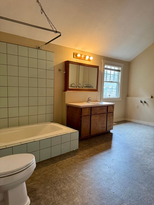 Building Photo - Rare opportunity to lease a versatile mixed-use property in the heart of Milwaukie!