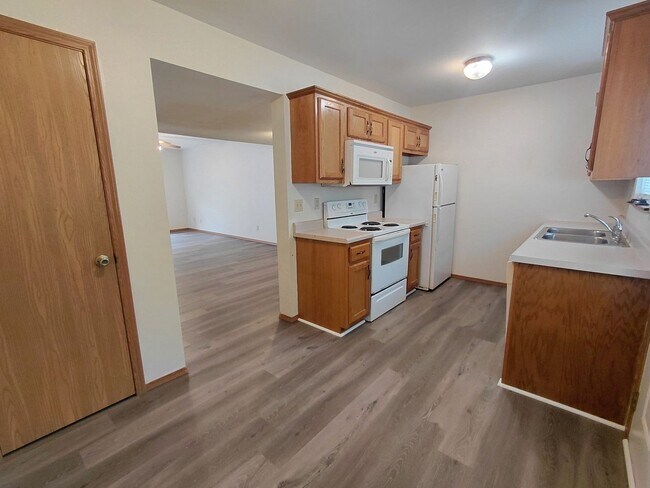 Building Photo - 20305 Skyview Dr