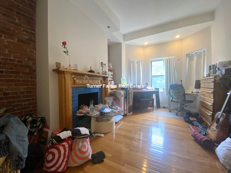 Building Photo - 71 Gainsborough St