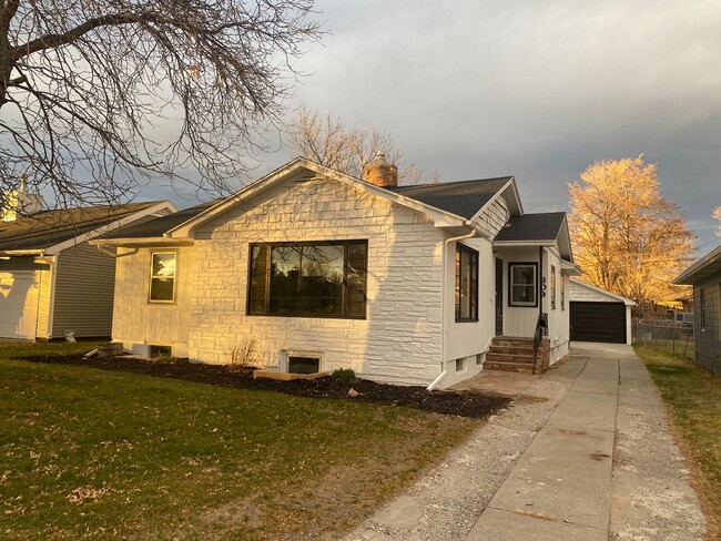 Building Photo - Gorgeous 4 bedroom home