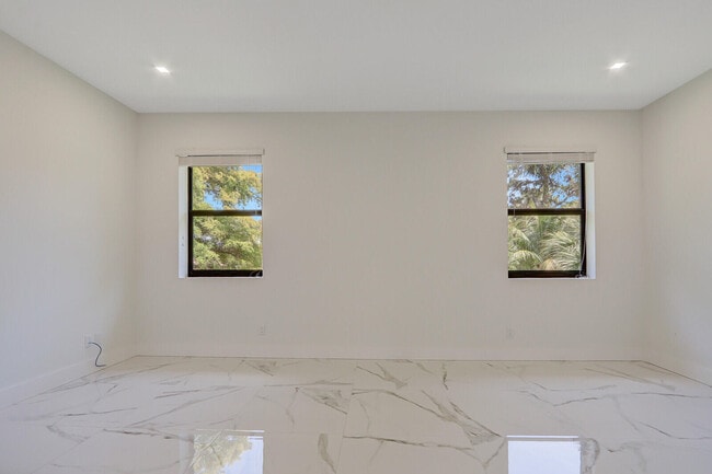 Building Photo - 400 Bella Sol Way