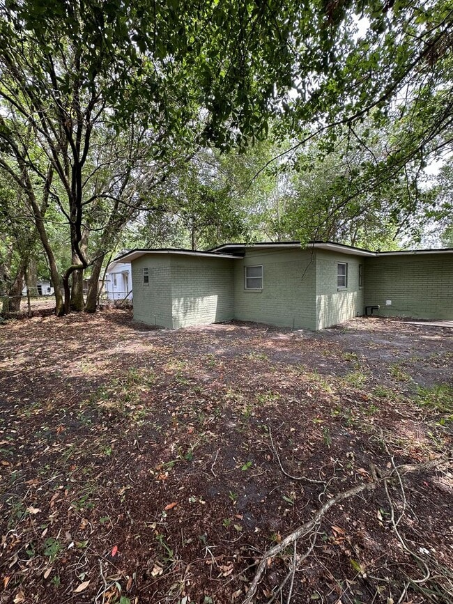 Building Photo - **4/2 BR Single Family home : Available Now
