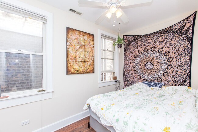 Building Photo - Affordable 2Bed/1bath in Wicker Park!  FREE Laundry!  FREE Internet!  Huge Private Deck!