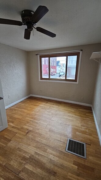 Building Photo - 126 Branch St