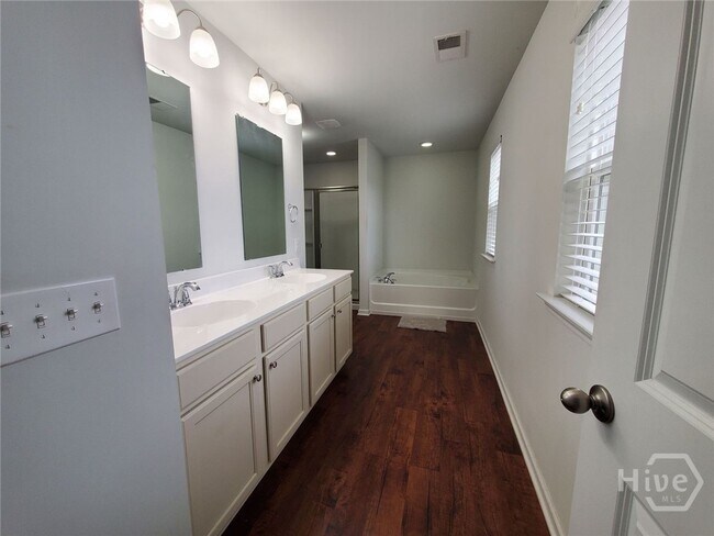 Building Photo - 654 Hogan Dr