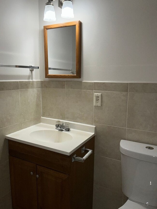 Building Photo - Very well maintained 3 bedroom 2 full 1 half bath town home located in the desired Stonebridge Co...