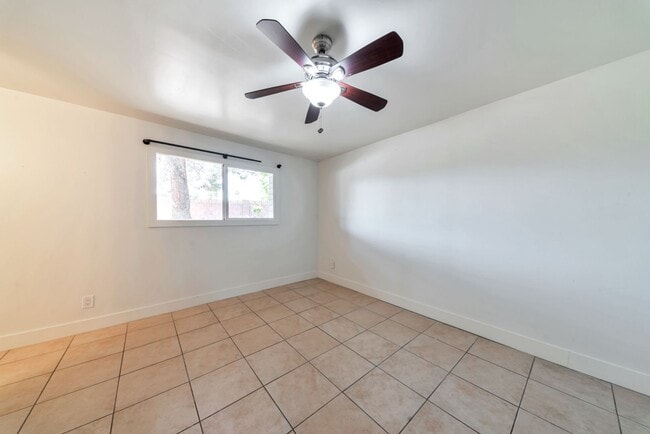 Building Photo - 1735 E La Jolla Dr