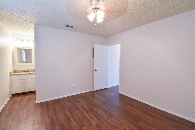Building Photo - 5201 Evans Ave