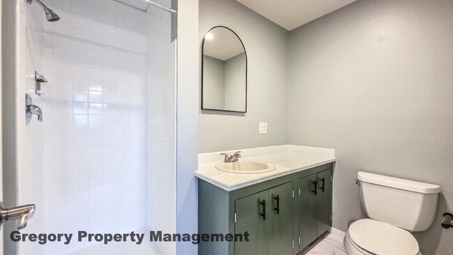 Building Photo - Spacious 5-Bedroom Kirkland Home – Daylight Basement, RV Parking, Quiet Private Drive & Top Schools!