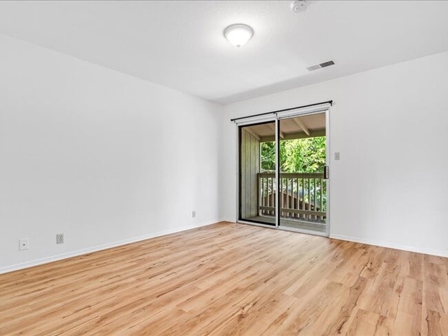 Building Photo - Healdsburg 2BR/1.5 Condo, 2 story, walk to...