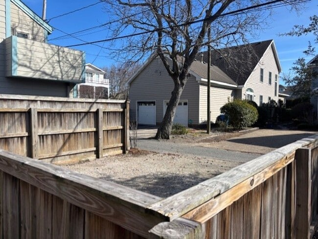 Building Photo - North End Beach Cottage 2 Bedroom 1 Bath