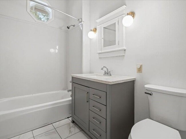 Building Photo - 1151 Caroline Ave